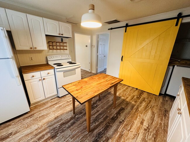 Foto del edificio - Well maintained home minutes from Uptown!