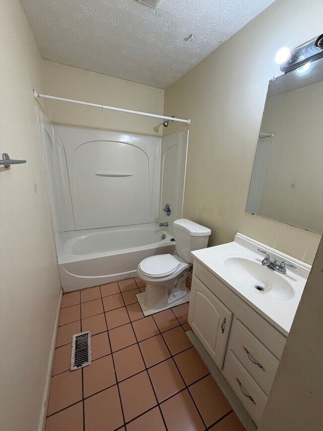 Foto del edificio - Large 3 bedroom 1 bath