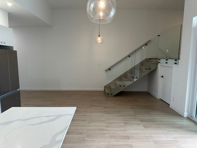 Building Photo - SPECIAL OFFER: Parking & Washer/Dryer INCL...
