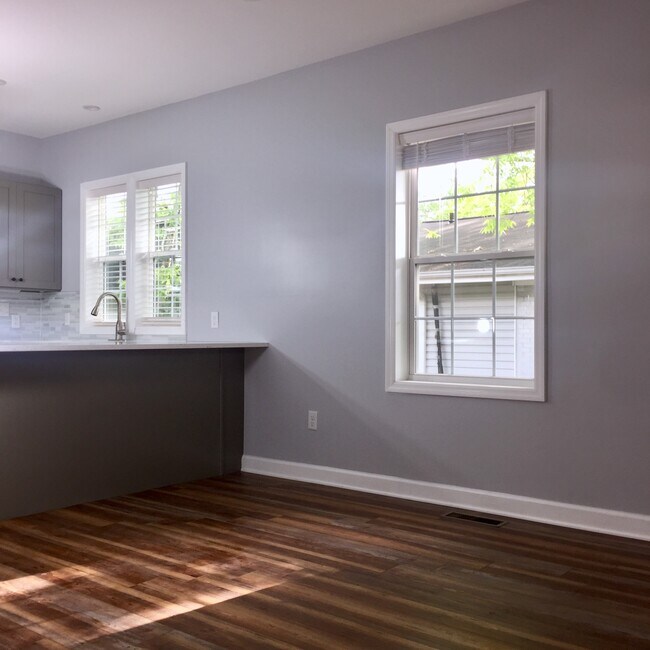 Building Photo - 1707 Oxmoor Rd
