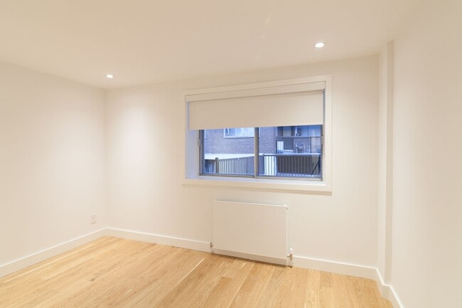 Building Photo - 4580 Chemin Queen Mary