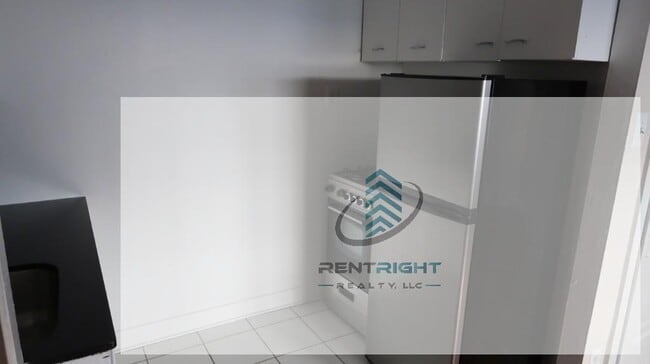 Building Photo - 1209 W Sherwin Ave