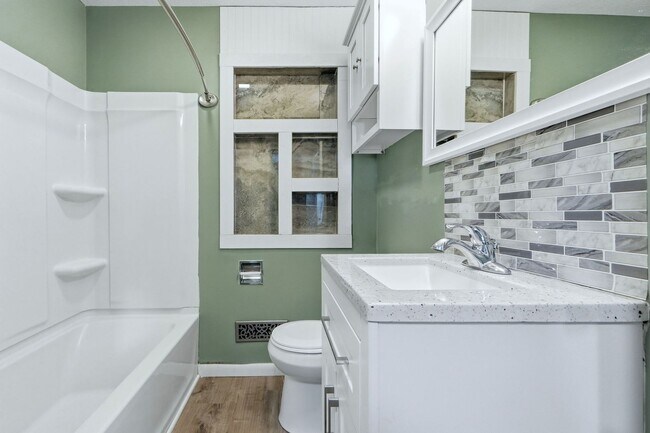 Foto del edificio - Updated 3BR Home with Fenced Yard & Garage