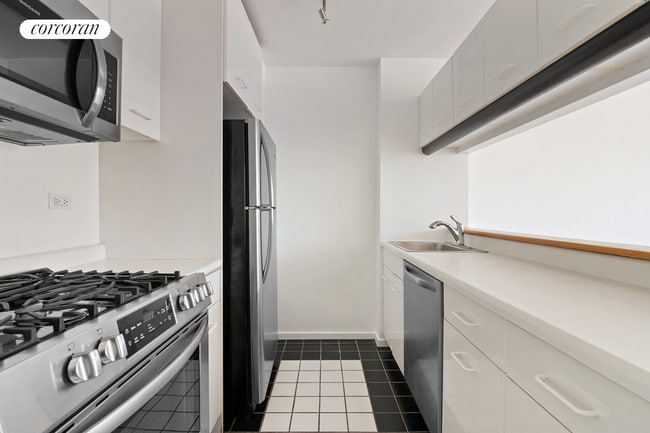 Building Photo - 2373 Broadway-
