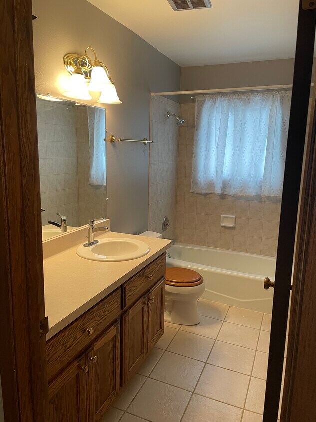 7112 W St Paul Ave, Milwaukee, WI 53213 Townhome Rentals in Milwaukee