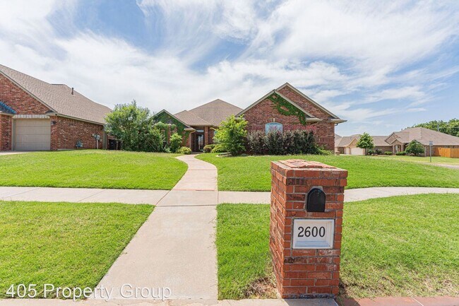 Building Photo - 4 br, 2 bath House - 2600 SE 6th St