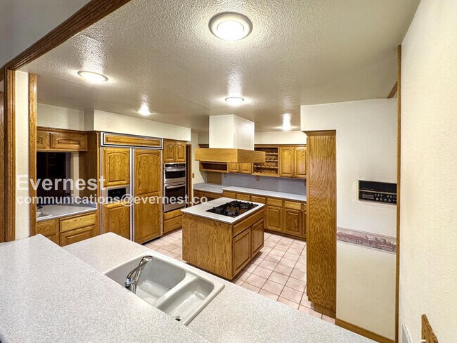 Building Photo - Beautiful 4-Bedroom Home with Garage / Pet-Friendly / Available Now!