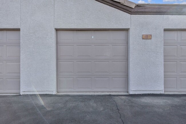 Foto del edificio - Gated 2 Bedroom Condo + 1 Car Garage l  Su...