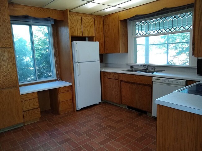 Building Photo - 3 Bed 2 Bath Home Near Concordia & MSUM!