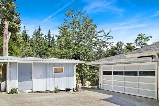 Building Photo - Preleasing Now! Available early August! 7 Bed, 2.5 Bath House!