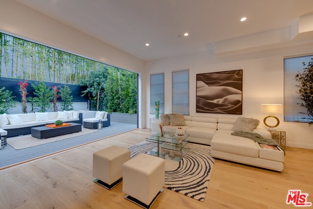 Foto del edificio - 649 HUNTLEY Dr