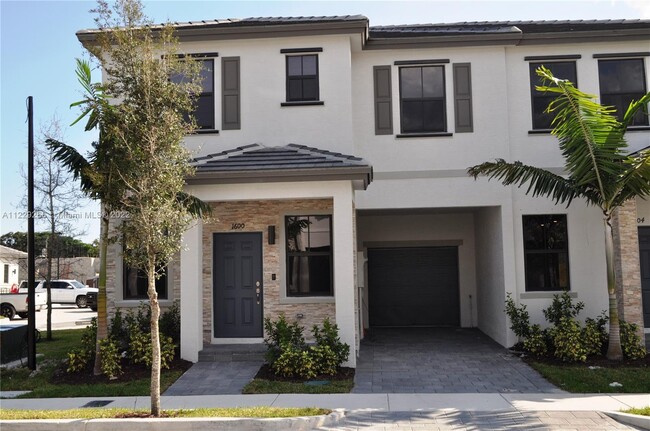 Building Photo - 1600 SW 28th St