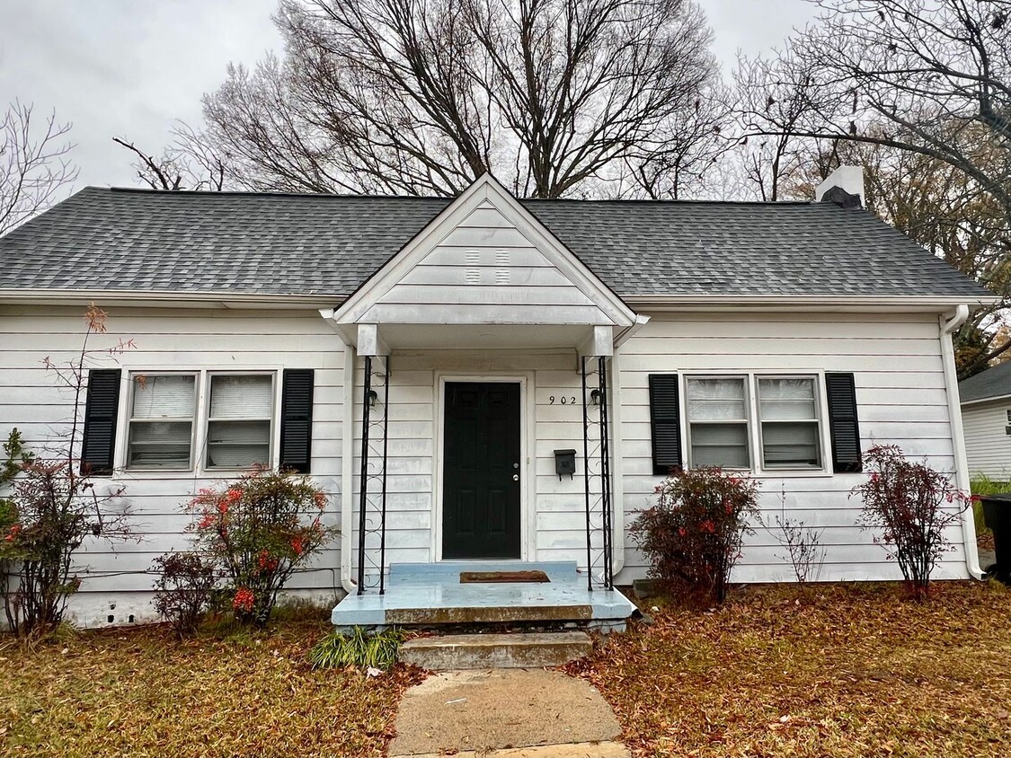 Primary Photo - Three bedroom, 1 bath house in Burlington