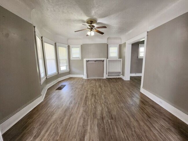 Foto del edificio - 5 Bed 2 Bath Spacious two-story home