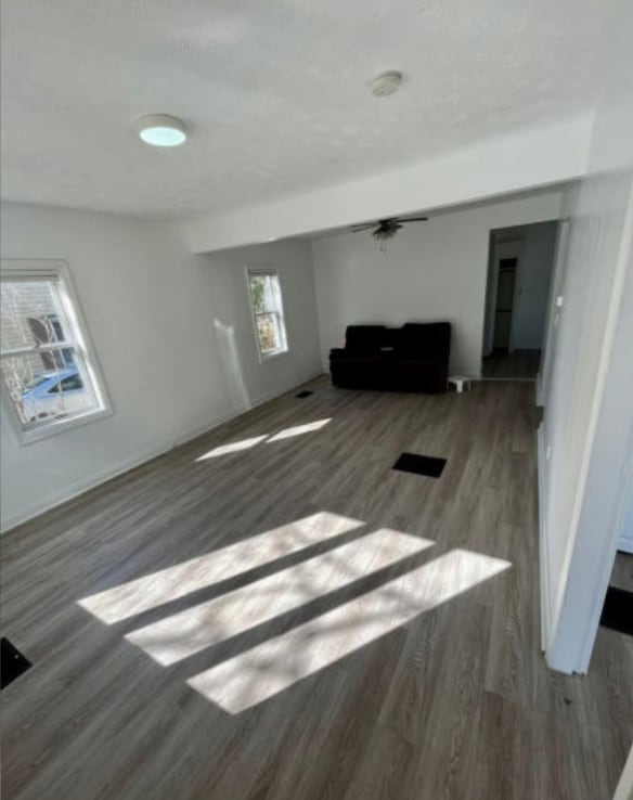 Building Photo - 4-Bedroom, 2bathrooms Apartment  – Availab...