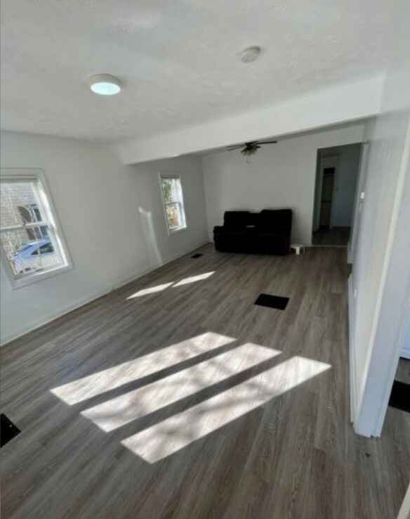 Photo du bâtiment - 4-Bedroom, 2bathrooms Apartment  – Availab...