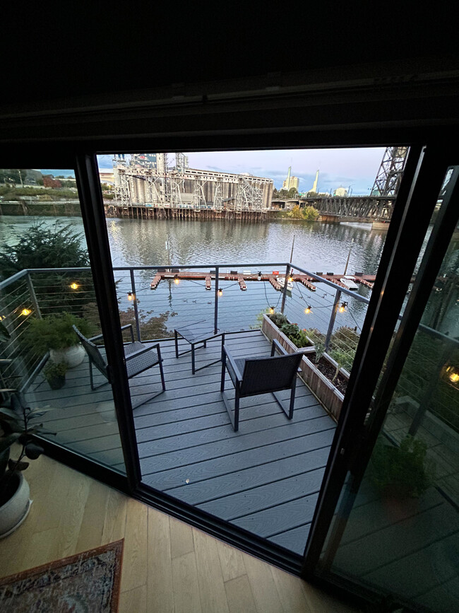 Balcony with big sliding glass doors - 710 NW Naito Pky