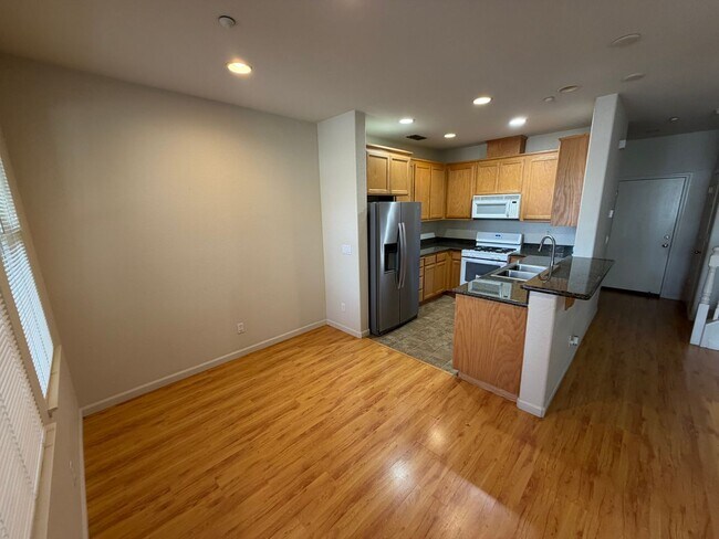 Building Photo - Cozy 3BD/2BA Townhouse-Style Livermore Condo!