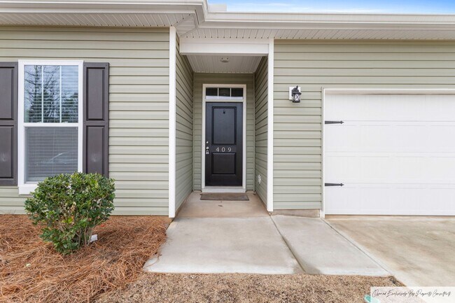 Building Photo - GATED COMMUNITY & MINUTES FROM LAKE MURRAY