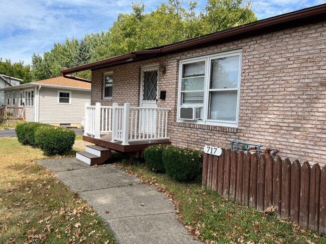 Building Photo - 717 Tallmadge Rd