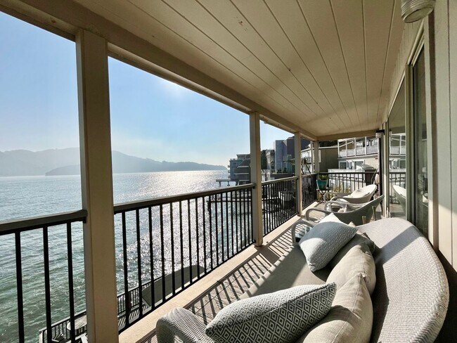 Foto del edificio - Stunning Waterfront 2Br/2Bath Walk to Town in Tiburon