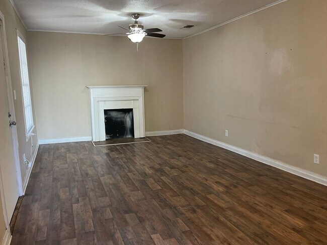 Foto del edificio - 1/2 OFF FIRST MONTHS RENT*ADORABLE DUPLEX ...