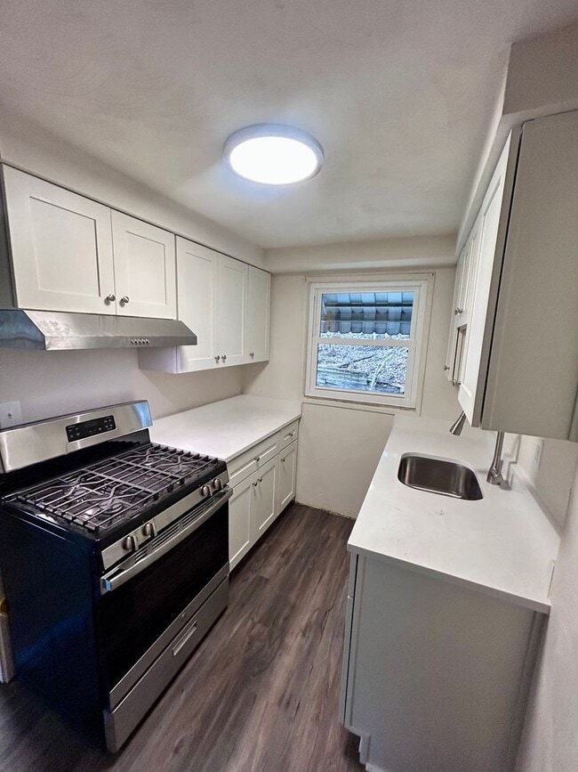 Building Photo - Newly Renovated 2 Bedroom Townhome