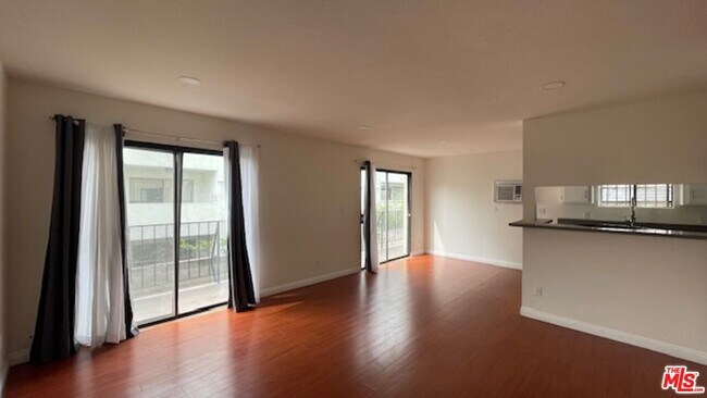 Foto del edificio - 4826 Rosewood Ave