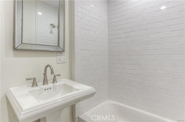 Building Photo - 1925 N Screenland Dr