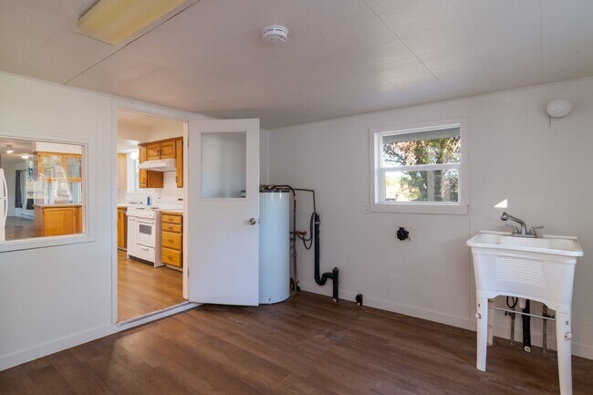 Building Photo - Quaint Farmhouse near Silverlake!