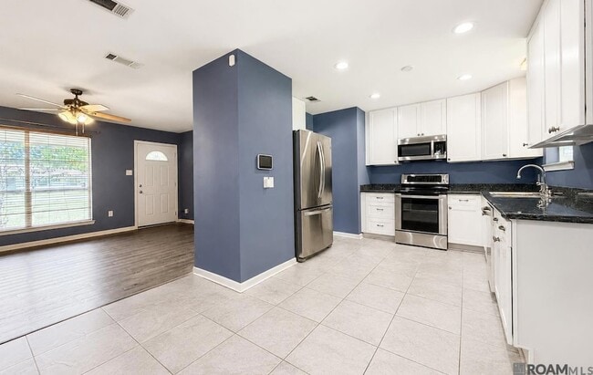 Building Photo - 536 Fountainbleau Dr