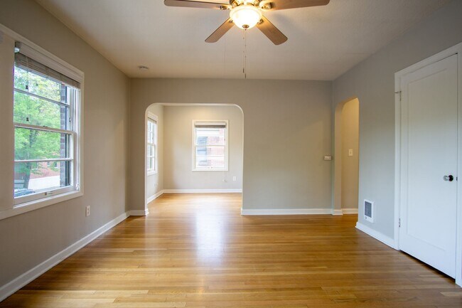 Foto del edificio - Charming NW 1-Bed Ready Late May!