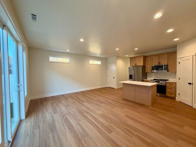 Foto del edificio - Gorgeous, Brand New 3 bed, 2.5 ba- Southridge Location!