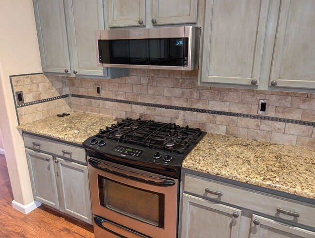 Foto del edificio - Nice and modern home with upgraded amenities, a wonderful floor plan, master suite, nice backyard...