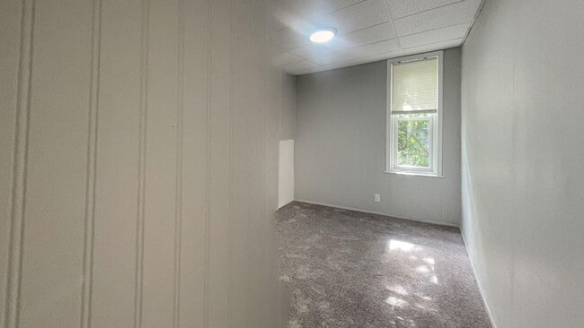 Building Photo - Newly Renovated 2 Bed, 1.5 Bath Townhouse with Bonus Room