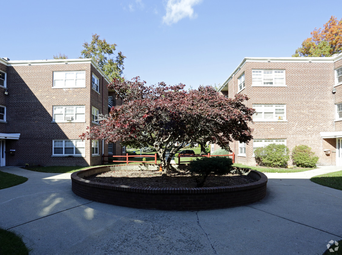 Patio - Arlington Court Apartments