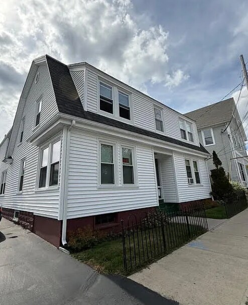 Building Photo - 433 Preble St