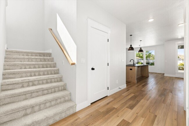 Foto del edificio - Luxury 4-Bedroom Home for Rent in Dry Cree...