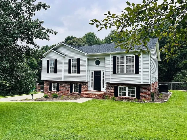 Building Photo - 156 Hawksbridge Rd