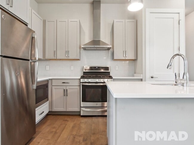 Building Photo - Stunning Modern 2-Bedroom, 2-Bath Apartmen...