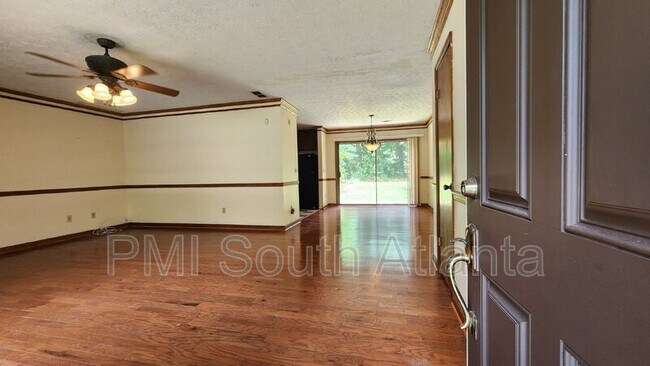 Foto del edificio - 9257 Forest Knoll Dr