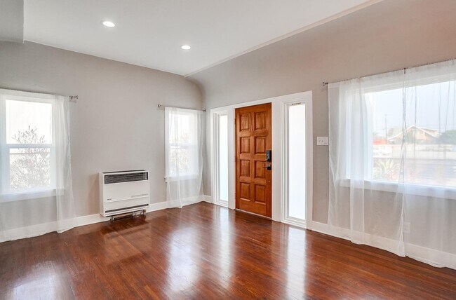 Building Photo - 4909 S Gramercy Pl