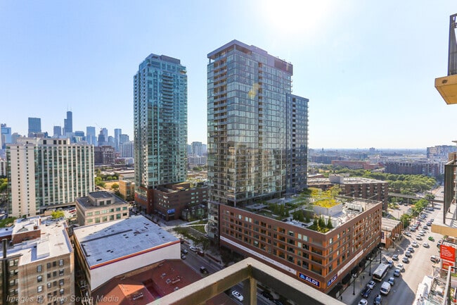 Building Photo - 1212 N La Salle Dr