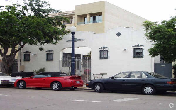 Building Photo - 1637 State St