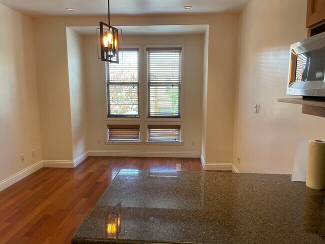 Living area 12'x12', nice bay window - 2577 Bryant St