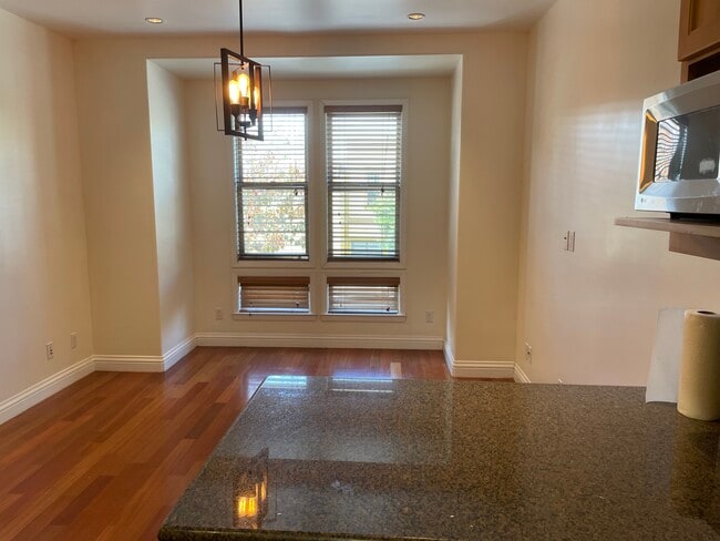 Living area 12'x12', nice bay window - 2577 Bryant St