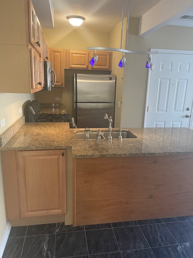 Building Photo - 2724 W Lunt Ave