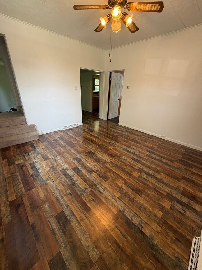 Foto del edificio - 4 bedroom with fenced-in yard in Washington
