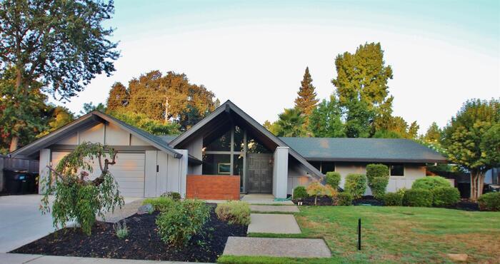 Primary Photo - Elegant Mid-Century Modern Home in Fair Oa...