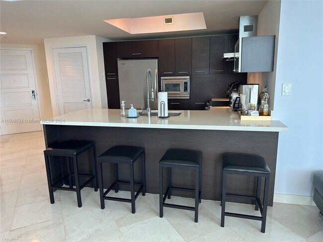 Foto del edificio - 3 br, 2 bath Condo - 150 Sunny Isles Blvd ...